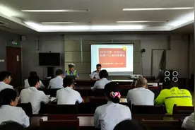 【豫筑平安】科技兴警 共筑同心 郑州高速交警二支队走进十八里河收费站图片