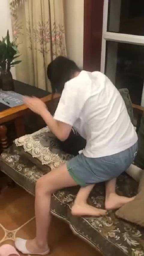 辽宁“公主”：16岁吃饭靠人喂，每个月零花钱30万，开跑车摆地摊