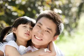 青春期儿子帮妈妈搓背，一个动作让妈妈惊醒，真不懂咋避嫌？图片