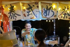 湘潭95后聋哑青年湘江边摆摊卖奶茶，日营业额上千元图片