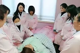 90后小伙转行做催乳师，一天给十几位女性服务，每月稳赚30000！图片