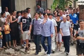 2013年，成龙和亲哥在安徽相认，对方一贫如洗，他有没有帮哥哥？图片