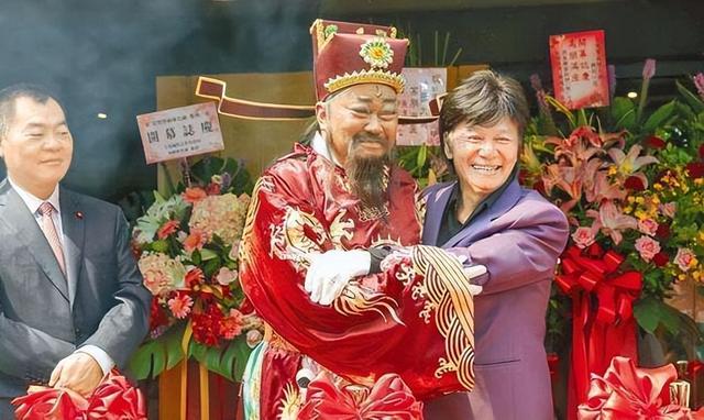 他们在"超群影视城"附近买了一套房子,陈琪担心金超群的身材,回到青岛