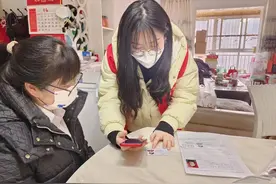 社区“上门服务” 手把手帮群众申请高龄补贴图片