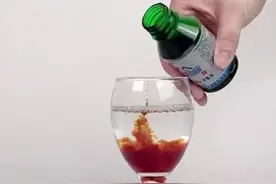 苹果放入碘伏水里面，碘伏水会变清水图片