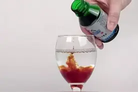 苹果放入碘伏水里面，碘伏水会变清水图片