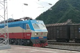 穿行于秦岭之间的绿皮火车6063图片