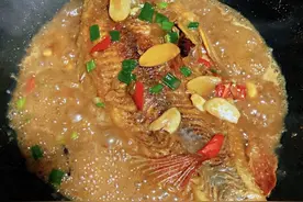 炖鱼时：切记别用料酒和醋去腥！大厨教我一招，鱼肉鲜嫩没腥味图片