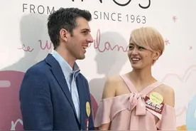 梁咏琪夫妻罕见同框，穿衣精致一点不像中年人，穿粉裙仍然挺娇媚图片