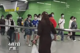 广东地铁内一女子穿高跟鞋踢西瓜，堪比“踢足球”路人看呆了。图片