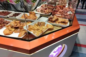 猪肉跌破10元！熟食为何不降价？熟食店老板：成本不一样图片
