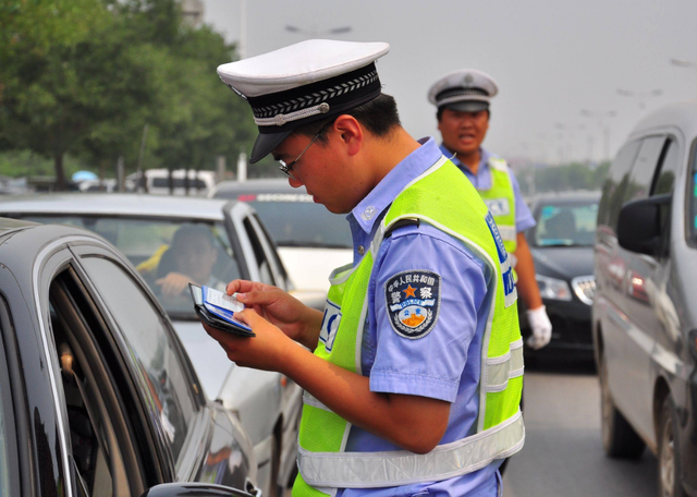 路上那么多车，交警是如何发现无证驾驶的？交警：3种方法能判断