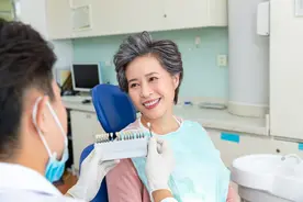 缺牙老人，活动假牙、镶牙、种牙哪种更划算？费用对比来了图片