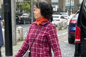 女人过了60岁想老得体面，4种“大妈式穿搭”要远离，俗气又显老图片