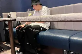 林俊杰瘫坐候机被偶遇，148万名表搭配14万大包，佝偻坐姿引热议图片