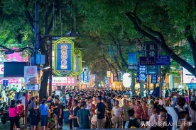 被神话的西安回民街图片