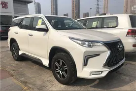 普拉多后继有人！2022款丰田Fortuner实拍，搭2.4T四驱，真硬派图片