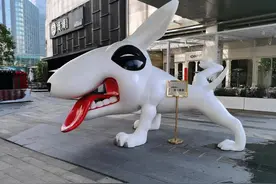 杭州一知名商场门口雕塑竟露出“不可描述”部位！很多家长尴尬了图片