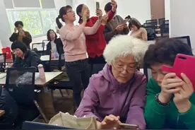 南浔老人玩转智能手机 成了村里“百事通”图片