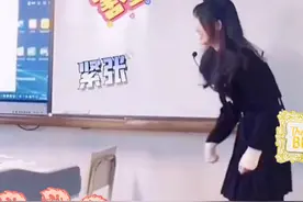 美女老师为活跃课堂气氛，穿短裙跳热舞，引来学生们一片尖叫声图片