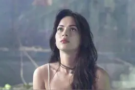 “捂嘴拍照”造型美少女，网友：为了流量就可以没下限？图片