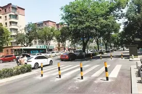 【钟楼下·追踪与反馈】市民认为小区西门外非机动车道上隔离桩设置不合理 经记者协调 隔离桩已拆除图片