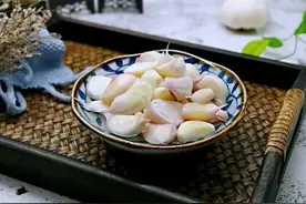 祖传的腌糖醋蒜配方，酸甜爽脆，腌3天就能吃，放半年也不坏图片