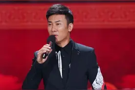 歌手江涛罕见和老婆同框，同穿卫衣很般配，携手三十多年恩爱如初图片