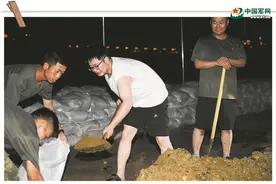 上阵的父子图片
