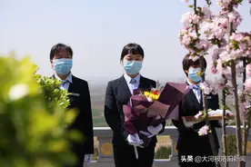 河南21岁女孩职业帮别人扫墓，每天跪着擦拭墓碑：不怕找不到男朋友图片