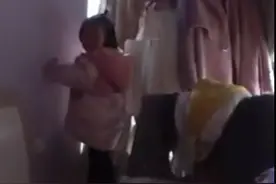 萌娃被困房间，见到消防员1秒止哭：“来了啊？”图片