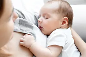 宝宝喝奶时总不“老实”是怎么回事？哺乳妈妈：产奶难，喂奶也难图片