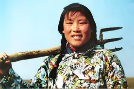 1977年，农村姑娘在地里捡到特大钻石，估值10亿，无偿献给国家图片