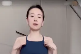 42岁董洁跪地上带货惹争议，穿小背心紧身裤秀身材，排骨胸引热评图片