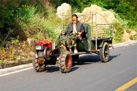开拖拉机去收粮食被查，大爷怒怼：你们专挑收地的时候来查图片