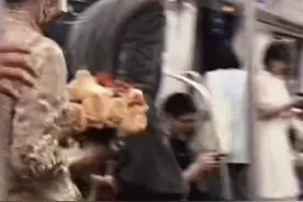 【“向整个城市的人宣告喜讯！”新人坐地铁结婚给乘客发喜糖】图片