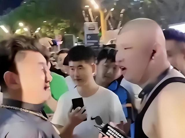 让女主播脱衣服，直播惊动警察，4000万网红二驴的下场，大快人心