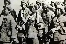 1958年主席路过沈阳，拒绝邓华招待后：黄毛丫头呢？我要吃她的饭图片