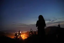 她可真能“编”！因为网友一句评论，这个90后火了图片