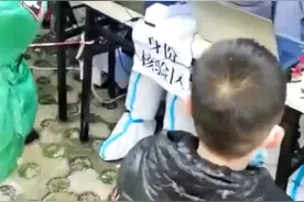 这一幕，感动！西安一小女孩风雪中表演手势舞感谢“大白”图片