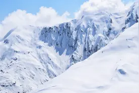 七绝 登山雪韵图片