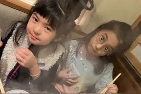 贾静雯晒祖孙三代逛街照，波妞颜值逐渐赶超咘咘，70岁外婆气质佳图片