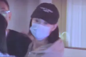 女星倪妮醉酒遭男性揩油，深夜从酒吧出来被搂抱，满脸不悦忙离开图片