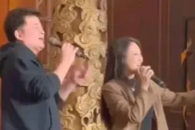 主持人毕福剑被曝在街头参加商演活动，和一女子合唱，精神状态好图片