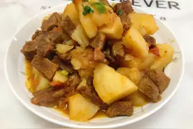 大厨教你做土豆烧牛肉，牛肉鲜嫩不柴，土豆软糯入味，营养又下饭图片