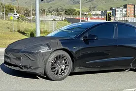新款特斯拉Model 3实车谍照曝光：疑似加长、内饰大改图片