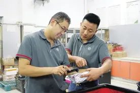 快递小哥“师徒结对”，师傅传授心得：派送要快，更要安全图片