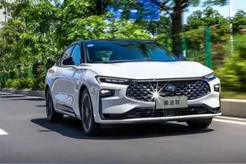 试驾全新蒙迪欧，2.0T是真的猛，底盘也够稳，15万这实力太上头图片