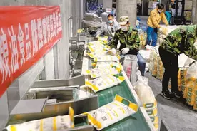 首批铁路运输抗疫物资抵达西安，中组部划拨2000万元助西安疫情防控图片