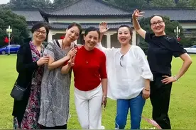 56岁陶慧敏老了也好美，穿红衣配白裤和姐妹们出游，成为全场焦点图片